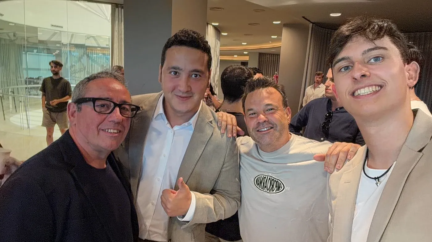 Héctor Matías con ponentes de AI4Business tras el evento