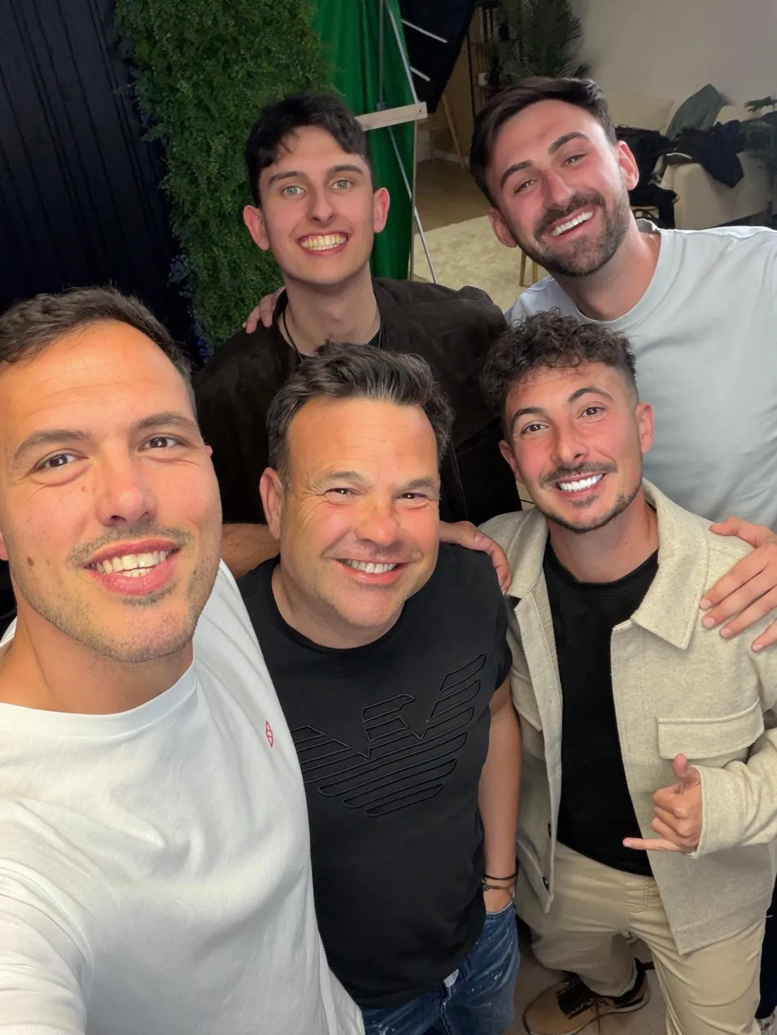 Héctor Matías sonriendo en un selfie de grupo